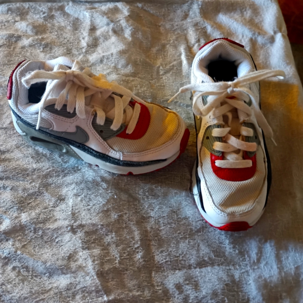 Toddler size 13.5 boys Nike AIR TENNIS SHOES for a young boy or girl. UNSNEAKERS